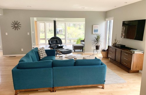 Ann Arbor House | Mid Century Modern Retreat. 10-min walk to the Big House or downtown.