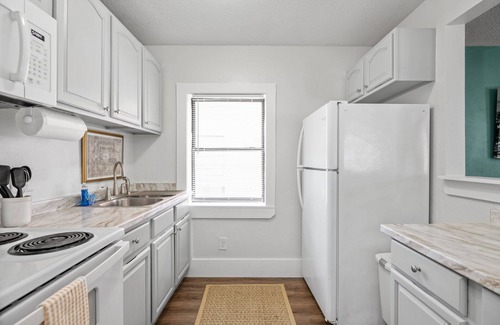 Mobile Apartment | Mid Century Remodeled Suite in Midtown – 20A