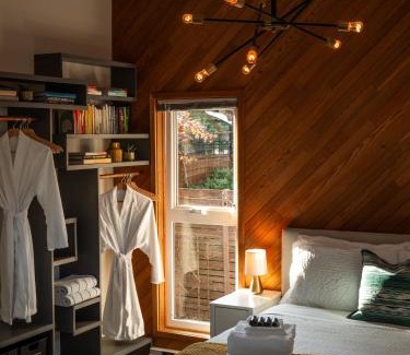 Departure Bay Apartment | Mid-Island Getaway - Sunken Hot Tub & Deck - Close to Beach - Modern