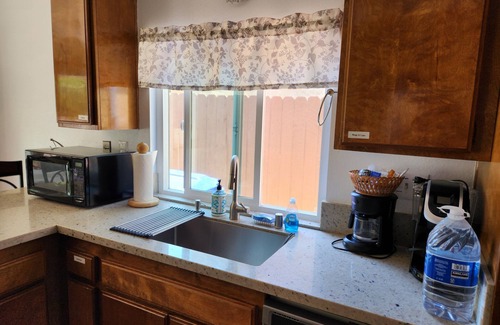 Bay Terraces House | Mid-term to Long-term. BBQ Grill. Private Backyard. EV Charger.Central Air