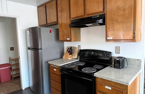 Bay Terraces House | Mid-term to Long-term. BBQ Grill. Private Backyard. EV Charger.Central Air