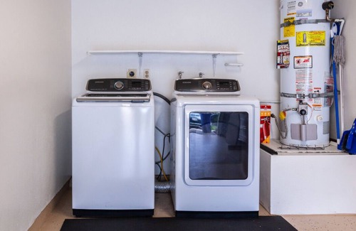 Bay Terraces House | Mid-term to Long-term. BBQ Grill. Private Backyard. EV Charger.Central Air