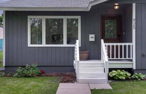 Kalispell House | Mid-Way on 3rd, Sleeps 10, Sauna and Firepit