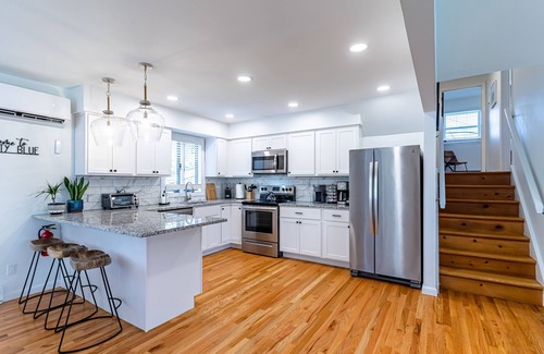 Ocean Gate House | MIDCENTURY MODERN PARADISE - 4BD- HOT TUB🌊 - BAY BEACH🏖 ARCADE-BBQ- FIREPIT🔥!