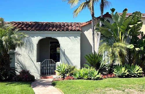Mid-Wilshire House | MidCity Oasis: Charming 2-br 2-ba house w/porch, fireplace & giant yard!