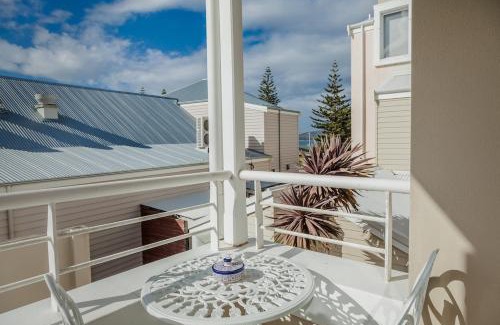 Middleton Beach House | Midd's on the Beach - luxury beach front apartment