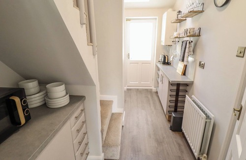 Louth Cottage | MIDDLE COTTAGE, pet friendly, with a garden in Louth