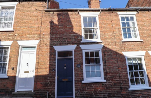 Louth Cottage | MIDDLE COTTAGE, pet friendly, with a garden in Louth
