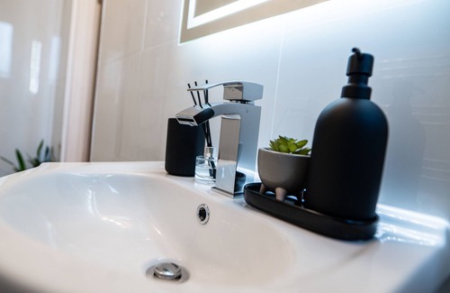 Middleton House | Middleton 4-Beds, Sleeps 7 with Street Parking