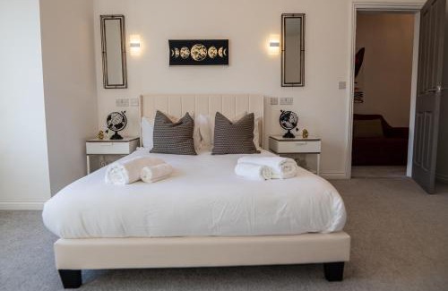 Middleton House | Middleton 4-Beds Sleeps 7 with Street Parking
