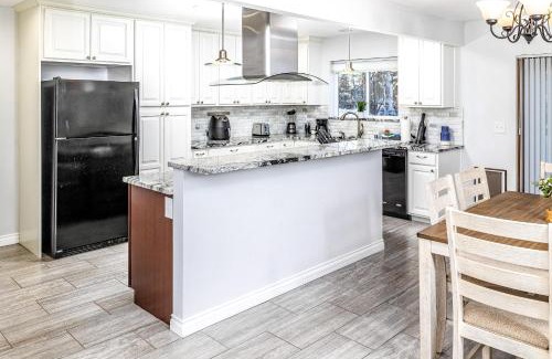 Tudor Area House | Midtown Anchorage Basecamp Condo A