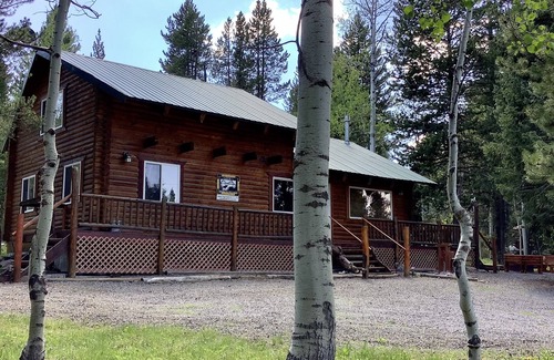 Island Park Cabin | Mighty Moose Log Cabin, 20 Minutes to W Yellowstone, Fishing, Sleeps 10.