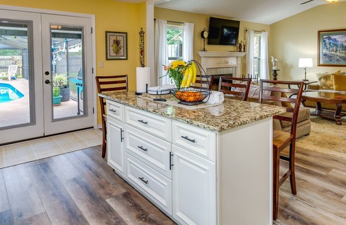 Milton House | 'Mike’s Place' Spacious Home, Private Yard & Pool