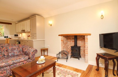 Upwey Cottage | MILL COTTAGE, romantic, with a garden in Upwey