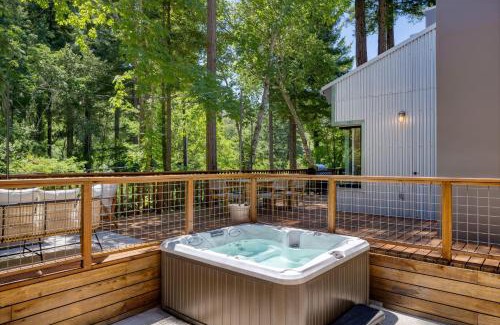 Healdsburg House | Mill Creek by AvantStay Modern Design Patio Hot Tub