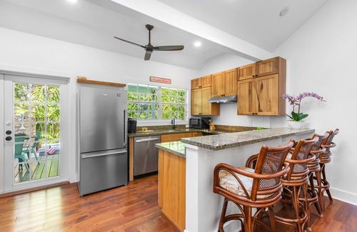 The Meadows House | MIMOSAS ON PINE ~ 3 Bedroom 2.5 Bath Home w/Pool & Great Spring/Summer Deals!
