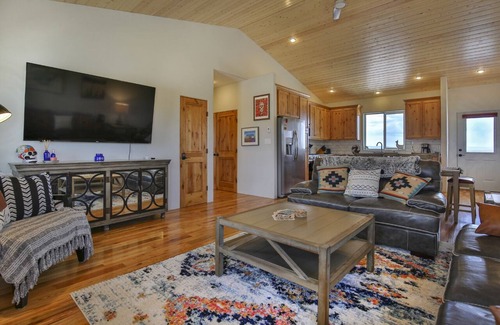 Taos House | Miners Haven, 360° Views + Hot Tub!