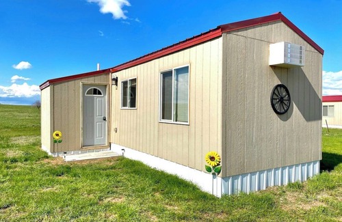 Belfield Cabin | Mini Hunter Cabin - Tiny House near Medora, ND