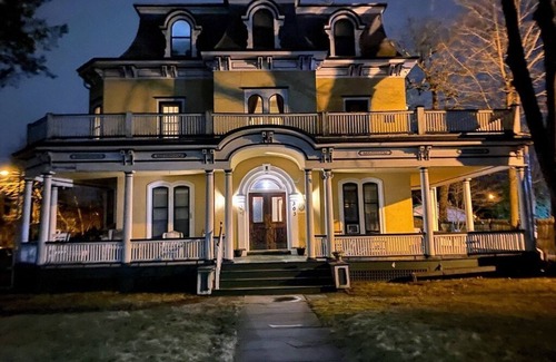 Plainfield Apartment | MINI MANSION WHOLE RIGHT WING, THREE BEDROOM APARTMENT AVAILABLE AT A (LOW RATE)