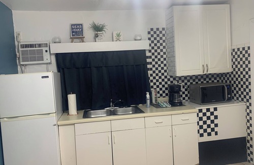 South Gate Ridge Apartment | Mini Studio: 10 min/Siesta Key, private entrance. Pet Friendly