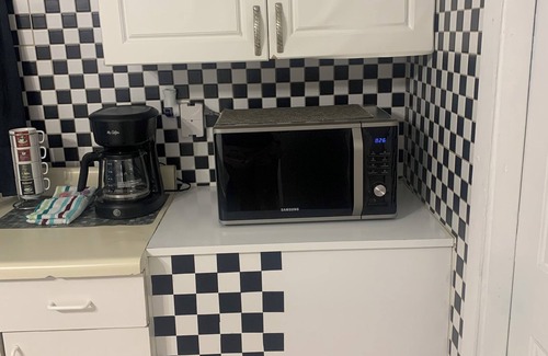 South Gate Ridge Apartment | Mini Studio: 10 min/Siesta Key, private entrance. Pet Friendly