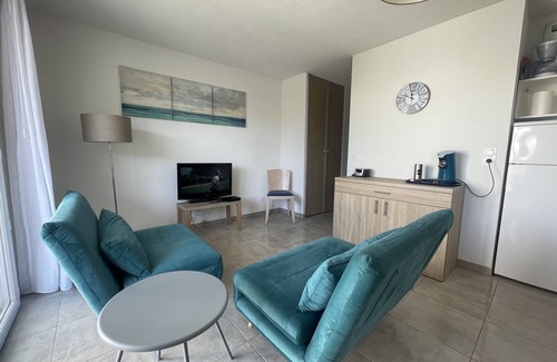 Bonifacio Condo | Mini villa the top of bonifacio with heated pool