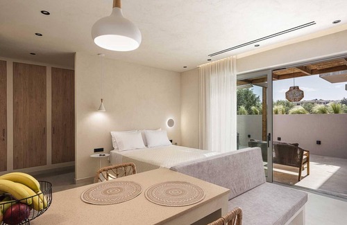 Daratsos Hotel | Minimal Hideaway with Jacuzzi