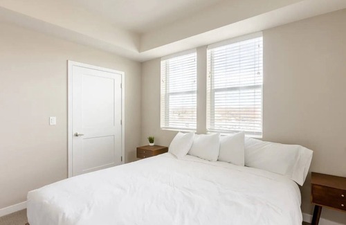 Sparks Apartment | Minimalist Apt w/ Private Balcony, Gym, Sky Lounge