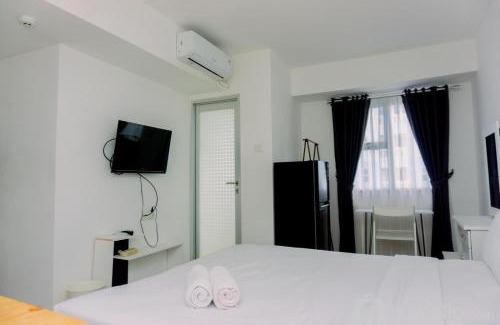 South Tangerang Apartment | Minimalist Studio Room at Urbantown Serpong Apartment By Travelio