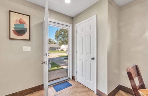 Madison Heights House | ★Minimalistic and Stylish Ranch w/Privacy Fence & No Stairs★ Metro Detroit