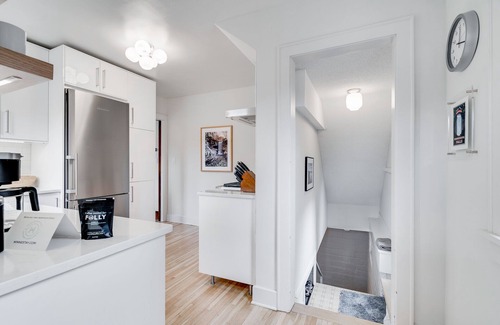 Hale House | MINNeSTAY* Nokomis Blue | Quiet
