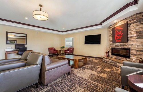 Council Bluffs Hotel | Mins From Dining & Shopping! Kitchenette. On-site Pool, FREE Parking!