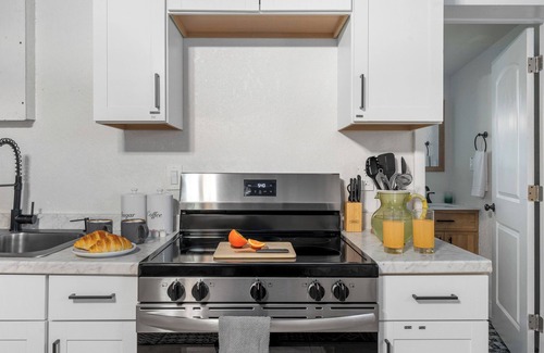 Tarpon Springs House | Mins to Beach/Private Studio House w/Yard/Walk to downtown/Free parking