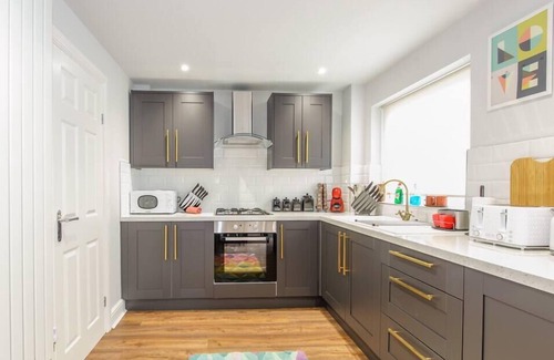 Nottingham House | Mins to City Center Modern House Free parking WiFi