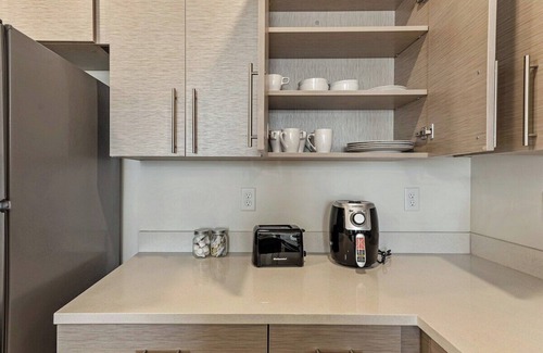 Draper Apartment | Mins to Heart of Draper - King Bed - Hot Tub - Gym