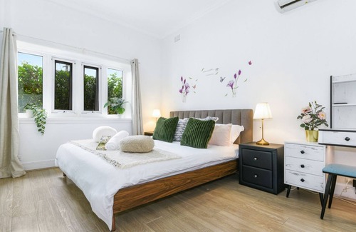 Burwood House | Mins to Mall Convenient 3Beds Classic Charm Home