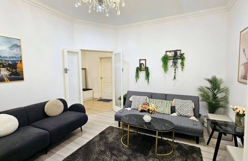 Burwood House | Mins to Mall Convenient 3Beds Classic Charm Home