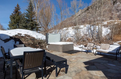 Minturn House | Minturn River Cabin with Hot Tub and NEW Air Conditioning