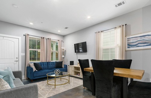 Mobile Cottage | Minutes Away From USA College, and Places to eat Near by!