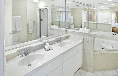 Berkeley Resort | Minutes from Colonial Williamsburg Attractions! 2 Serene Units, Kitchen, Pool