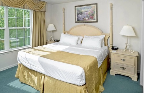 Berkeley Resort | Minutes from Colonial Williamsburg Attractions! 2 Serene Units, Kitchen, Pool