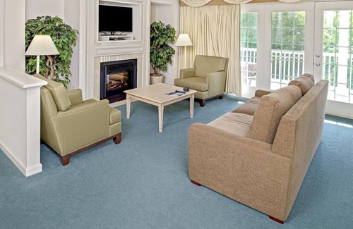 Berkeley Resort | Minutes from Colonial Williamsburg Attractions! 2 Serene Units, Kitchen, Pool