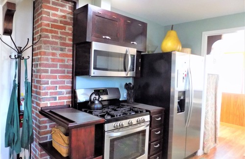 Pensacola Cottage | Minutes from marinas, downtown, bases and more!
