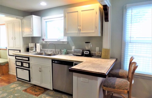 Pensacola Cottage | Minutes from marinas, downtown, bases and more!