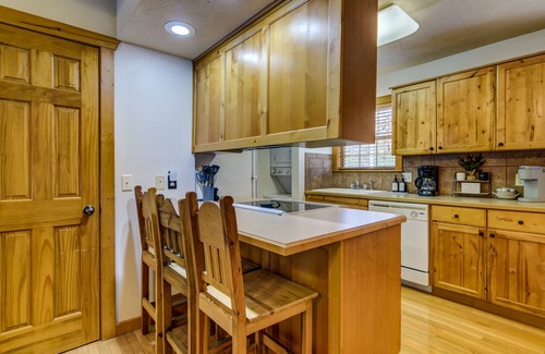 Reeds Spring Cabin | Minutes from SDC! Fireplace! Scenic Wooded Views! Lake!