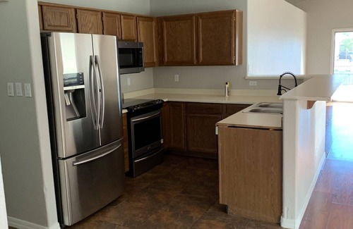 Harbor Island House | Minutes from State Farm Stadium. West Gate Lake front