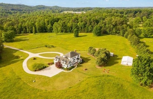 Ocoee House | Minutes from the Ocoee River! Farmhouse that sleeps 18! 3 King Suites!