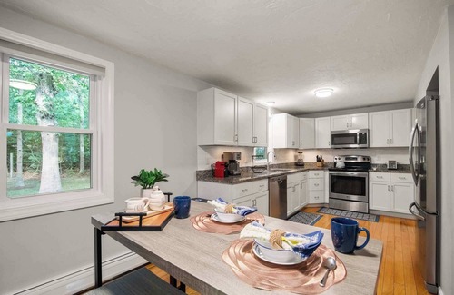 Centerville House | Minutes to Beach, Expansive backyard!