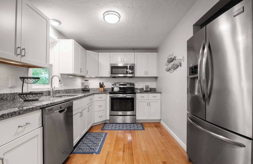 Centerville House | Minutes to Beach, Expansive backyard!