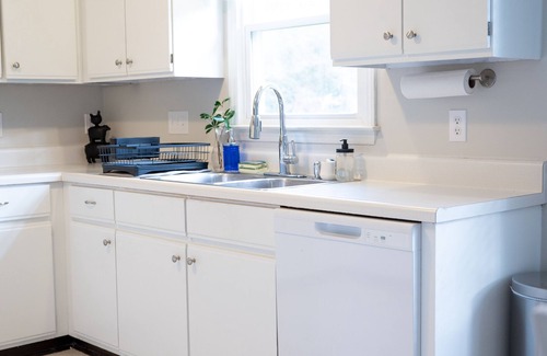 Apex House | Minutes to downtown Apex! Freshly renovated! Sleeps up to 8! Big backyard!